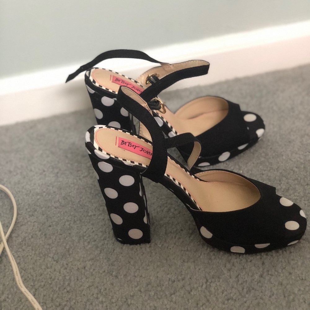 Black and white Betsy Johnson pumps! Size 6.5